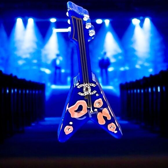 Chanel
Strass, Resin, Faux Pearl Guitar Brooch - Picture 2 of 8